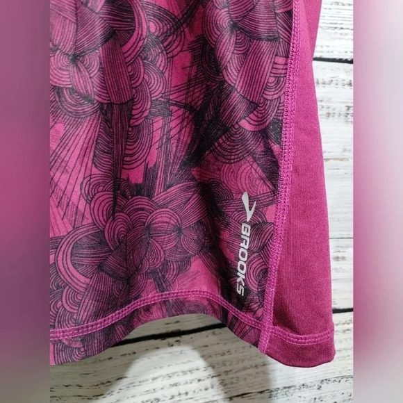Brooks Equilibrium Top Plum size Medium Active Athletic Running‎ Built In Bra - Picture 2 of 5